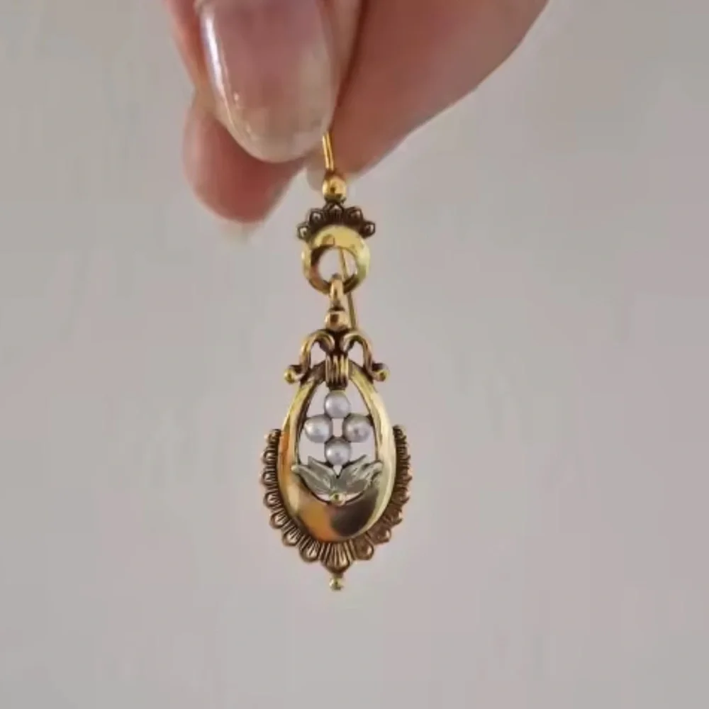 Vintage Gold Pearls & Leaf Earrings - Picture 6 of 6